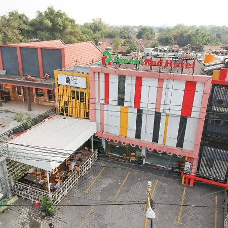 กรีน เรด โฮเต็ล ชาเรียะฮ์ จมบัง Hotel Jombang ภายนอก รูปภาพ