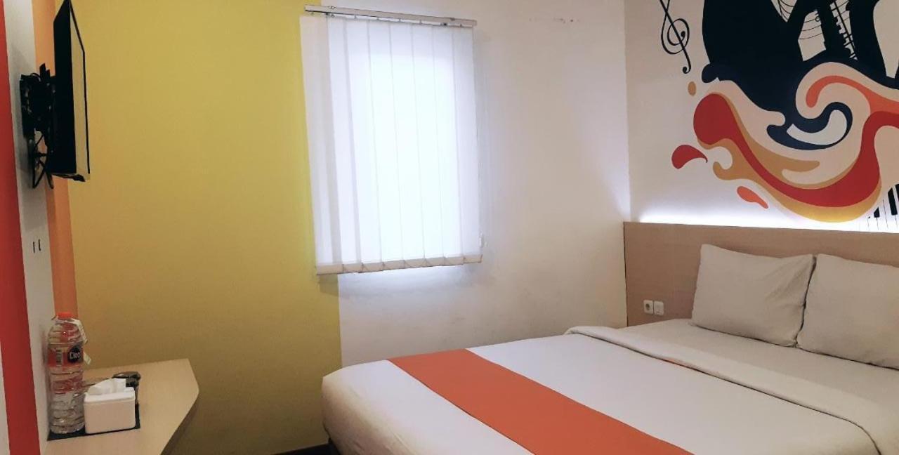 กรีน เรด โฮเต็ล ชาเรียะฮ์ จมบัง Hotel Jombang ภายนอก รูปภาพ