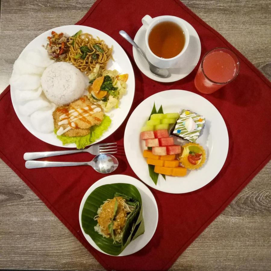 กรีน เรด โฮเต็ล ชาเรียะฮ์ จมบัง Hotel Jombang ภายนอก รูปภาพ