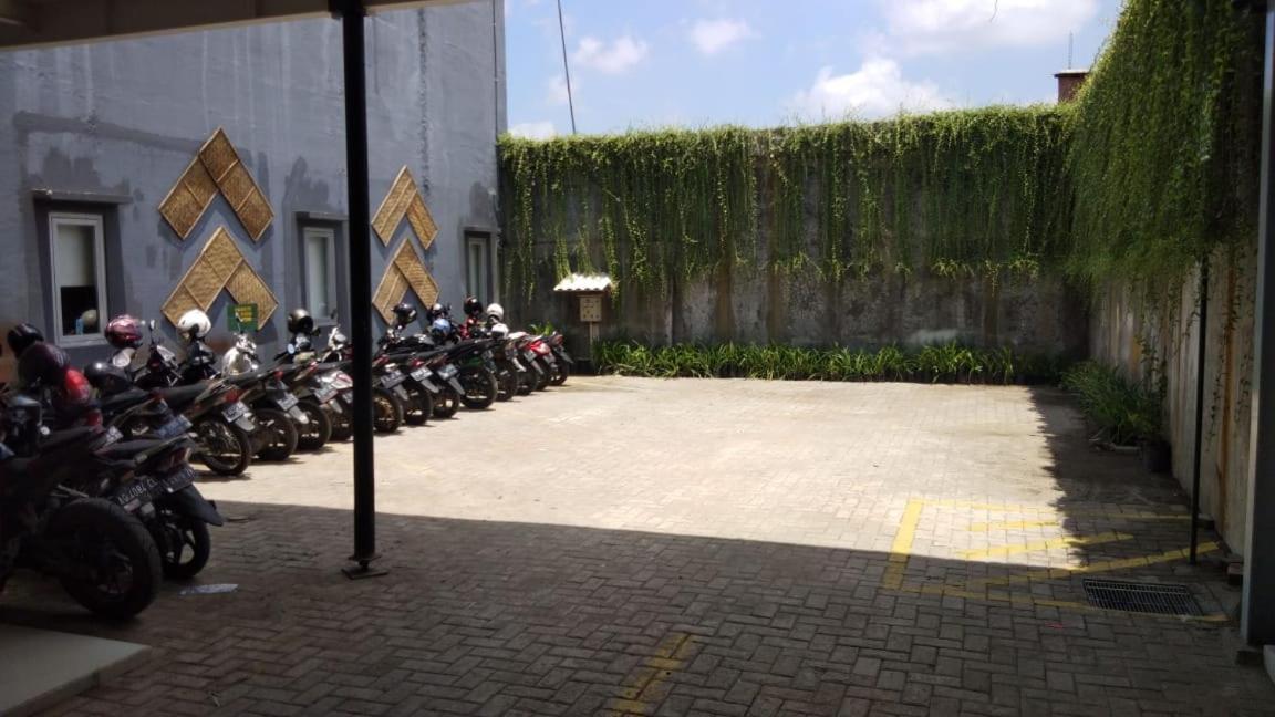 กรีน เรด โฮเต็ล ชาเรียะฮ์ จมบัง Hotel Jombang ภายนอก รูปภาพ