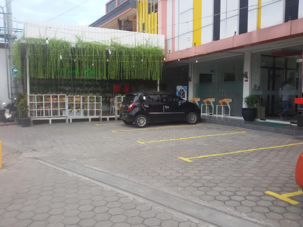 กรีน เรด โฮเต็ล ชาเรียะฮ์ จมบัง Hotel Jombang ภายนอก รูปภาพ