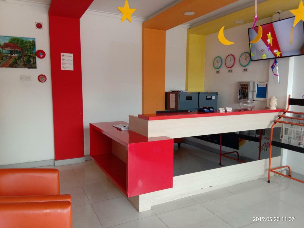 กรีน เรด โฮเต็ล ชาเรียะฮ์ จมบัง Hotel Jombang ภายนอก รูปภาพ