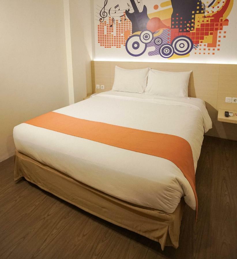 กรีน เรด โฮเต็ล ชาเรียะฮ์ จมบัง Hotel Jombang ภายนอก รูปภาพ