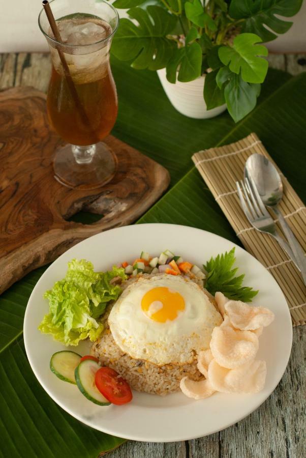 กรีน เรด โฮเต็ล ชาเรียะฮ์ จมบัง Hotel Jombang ภายนอก รูปภาพ
