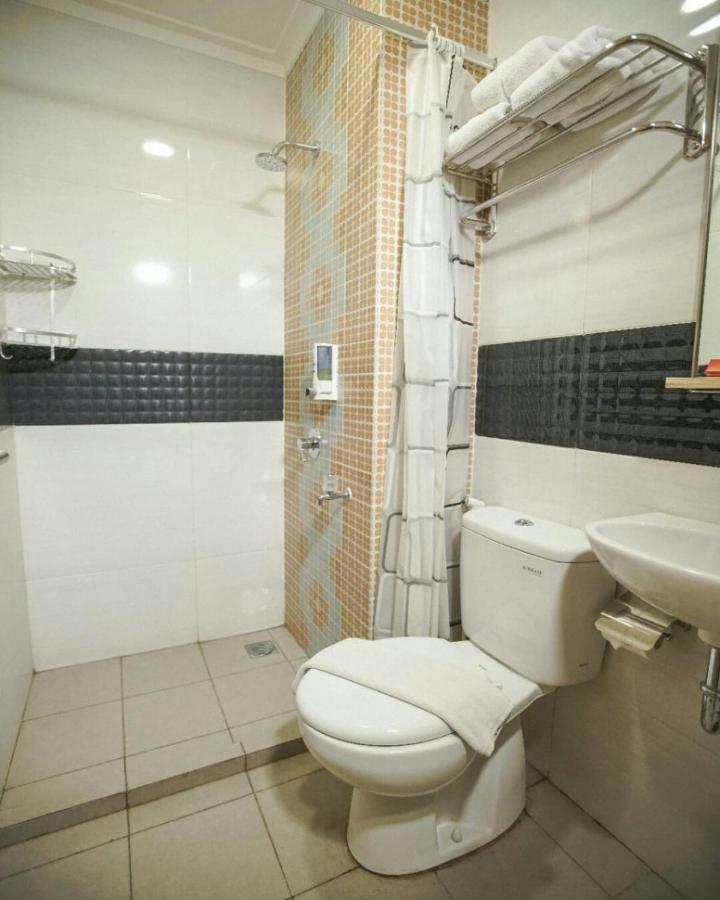 กรีน เรด โฮเต็ล ชาเรียะฮ์ จมบัง Hotel Jombang ภายนอก รูปภาพ
