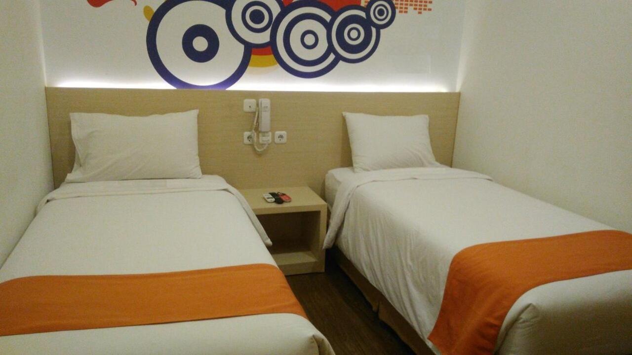 กรีน เรด โฮเต็ล ชาเรียะฮ์ จมบัง Hotel Jombang ภายนอก รูปภาพ
